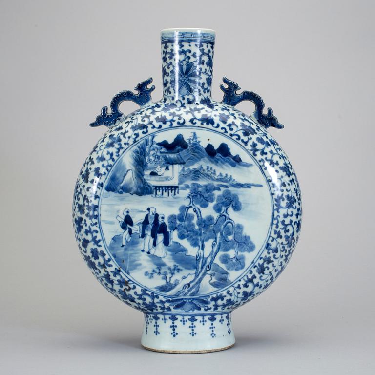 A blue and white moon flask, Qing dynasty, 19th century.