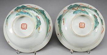 A pair of famille rose bowls, first half of 20th Century, with seal mark.