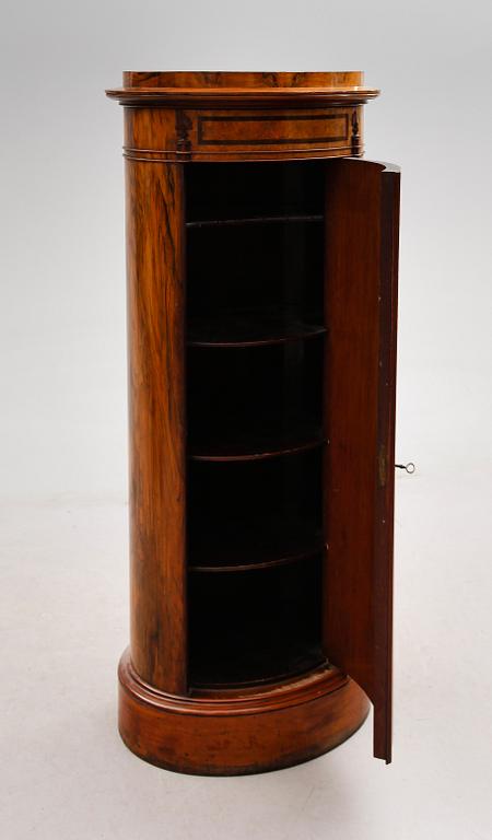 KOLONNSKÅP, 1800-talets mitt.