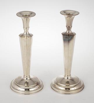 LJUSSTAKAR, ett par, nysilver, 1900-talets första hälft.