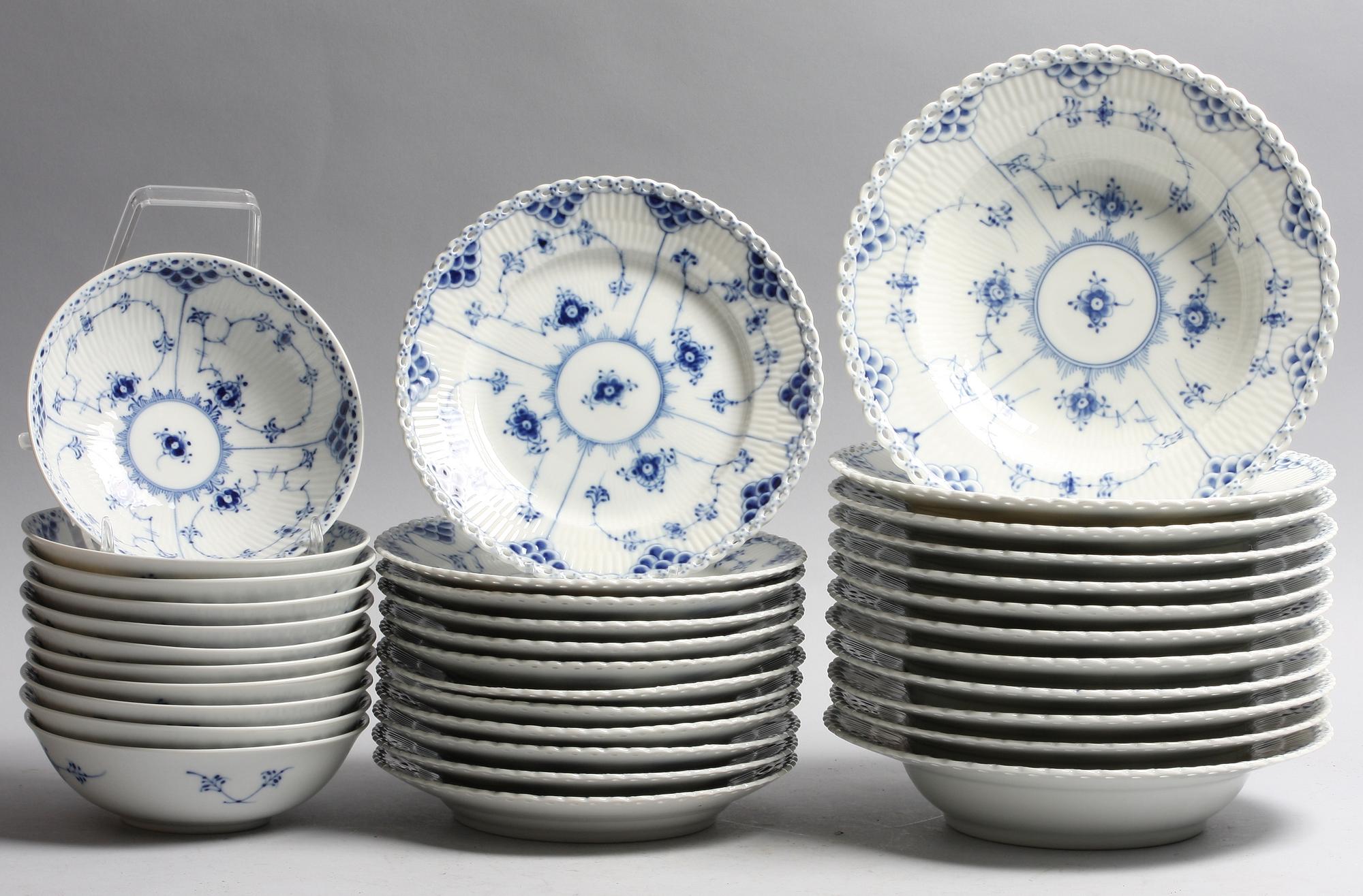 SERVISDELAR, 97 st, porslin, Musselmalet bl.a helblond, Royal Copenhagen. Kongl Dansk.