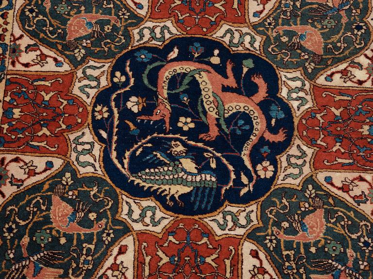 A CARPET, A SEMI-ANTIQUE TABRIZ PETAG, 396,5 x 305,5 cm.