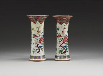 VASER, ett par, kompaniporslin. Qing dynastin, Qianlong (1736-95).