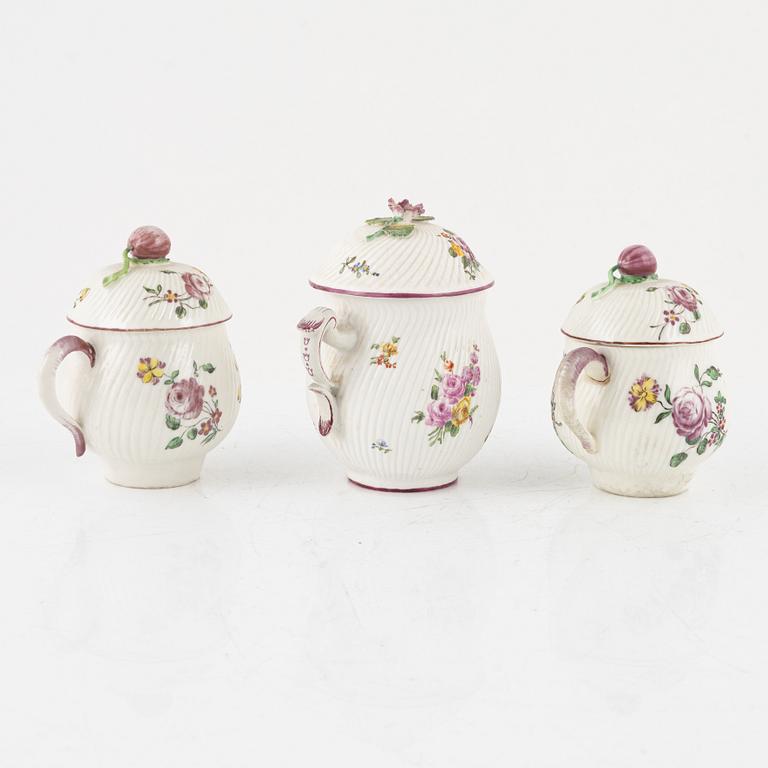 Cremekoppar, tre stycken,  mjukt porslin. Marieberg, 1700-tal.