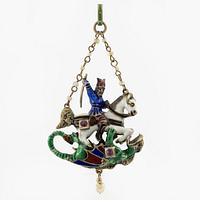 Hänge silver och emalj med pärlor och röda stenar "St Göran och draken", nyrenässans.