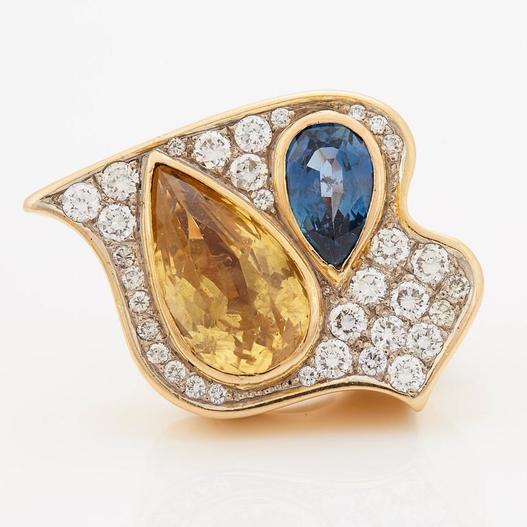 A Kristian Nilsson ring set with a yellow sapphire 10.10 cts and a blue sapphire 2.52 cts.