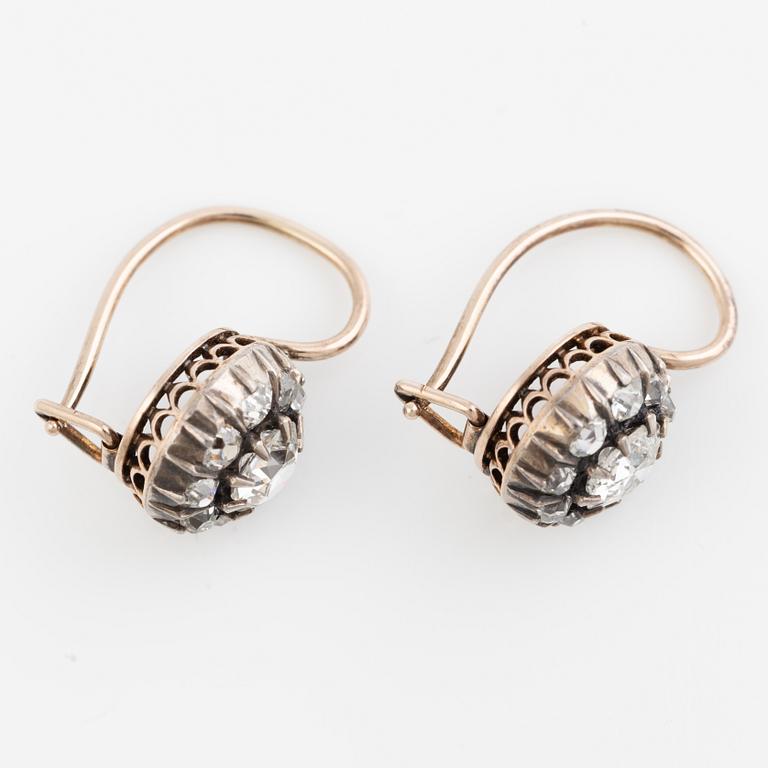 Örhängen ett par, med gammalslipade diamanter.