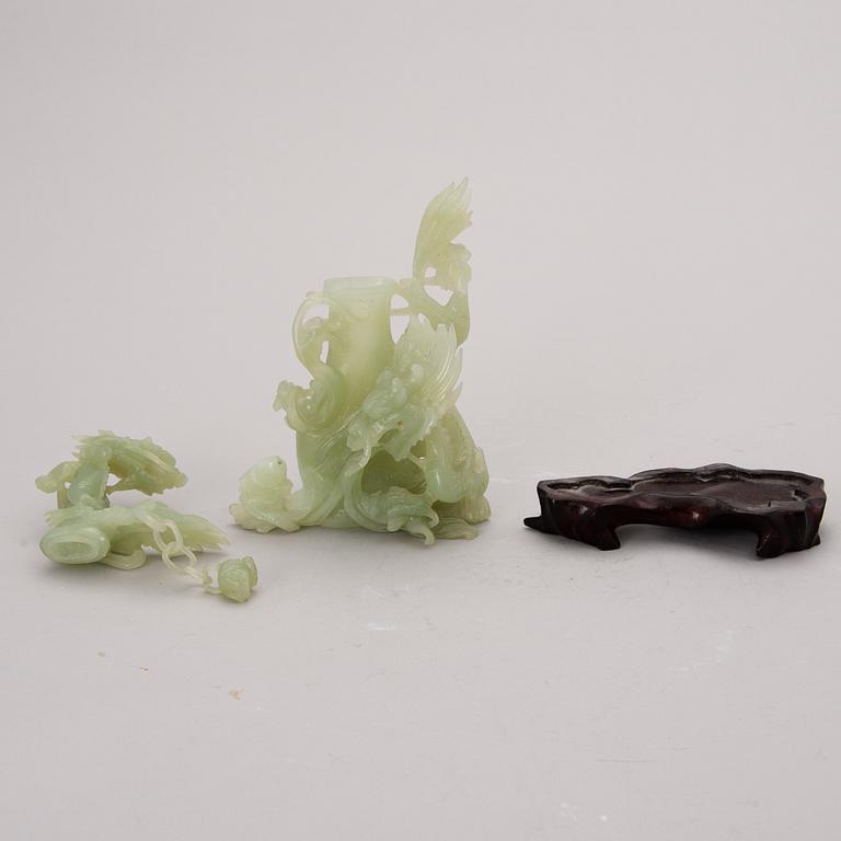 A Chinese bowenite sculpture.