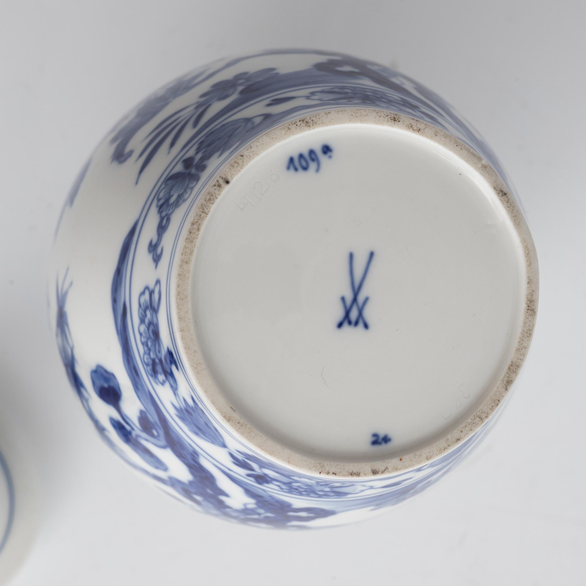 Fat, porslin, lökmönstret/"Zwiebelmunster", Meissen, samt urna, Meissen, Tyskland, 1900-talets först hälft.