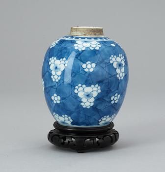 62. A blue and white jar, Qing dynasty, early 18th Century.