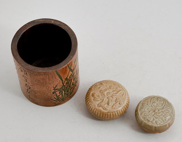 VAS OCH ASKAR, 3 delar, keramik och trä, Kina, sent 1900-tal.