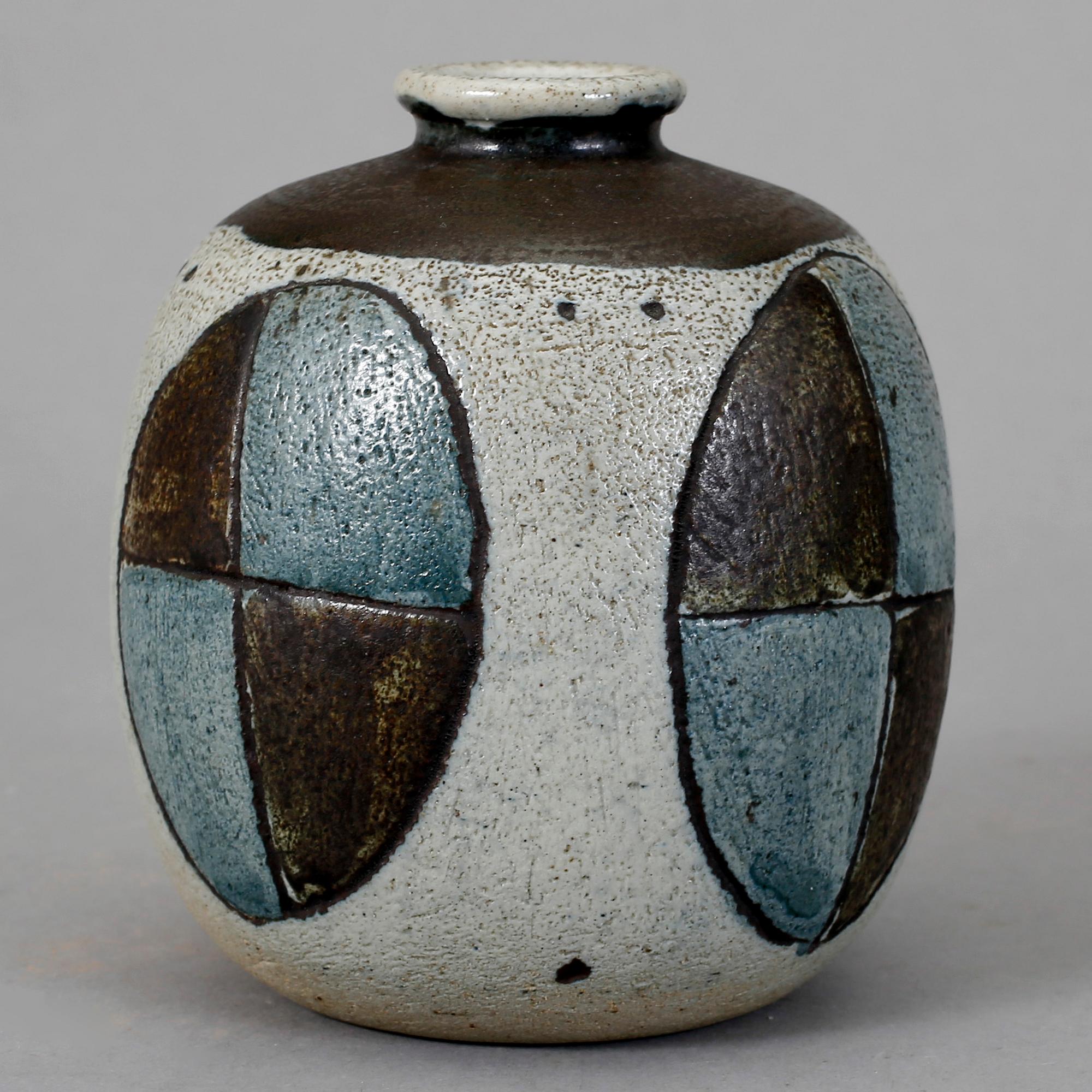 VAS, chamotterat stengods. Anders Bruno Liljefors, Gustavsberg studio, 1952.