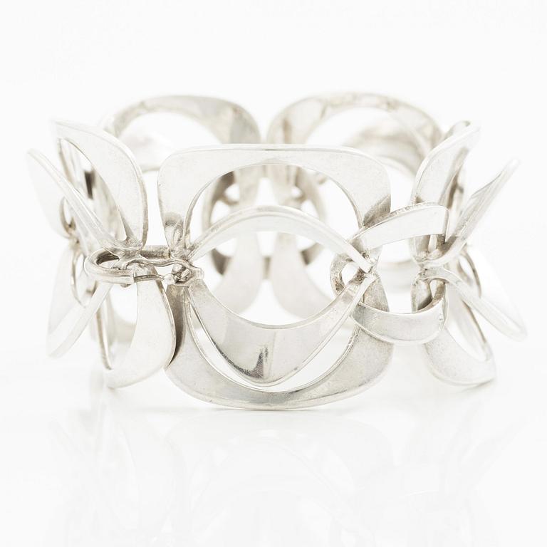 Theresia Hvorslev, a bracelet, silver, Falköping 1972. For Alton.