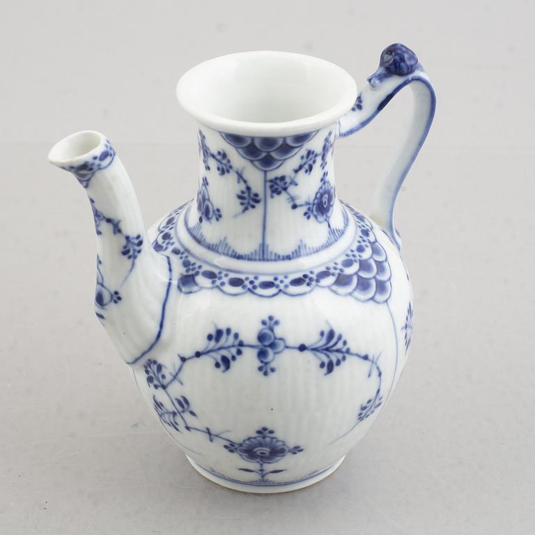 Royal Copenhagen, 17 pieces of a "Musselmalet" service, Denmark, varying dates of manufacture 1894-1960's.