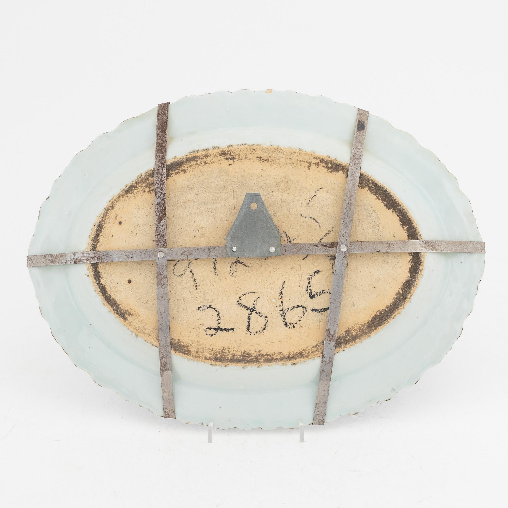 A Chinese porcelain blue and white charger, Qing Dynasty,  Qianlong (1736-95).