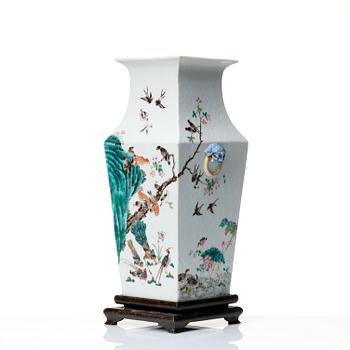 A famille rose vase, late Qing dynasty, circa 1900.