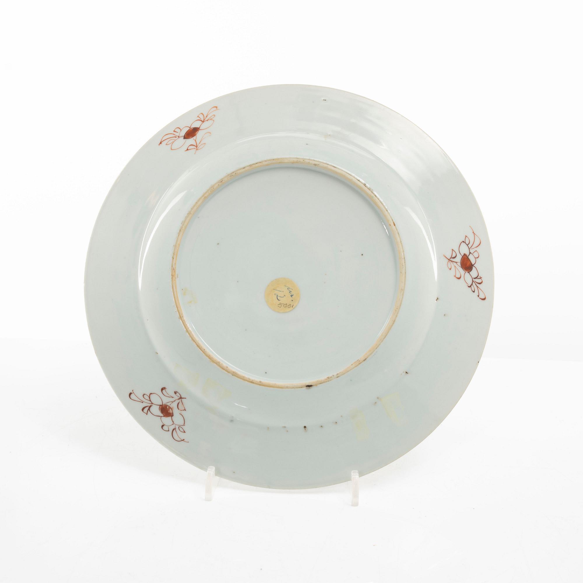 Tallrikar, tre stycken, porslin. Qingdynastin, 1700-tal.