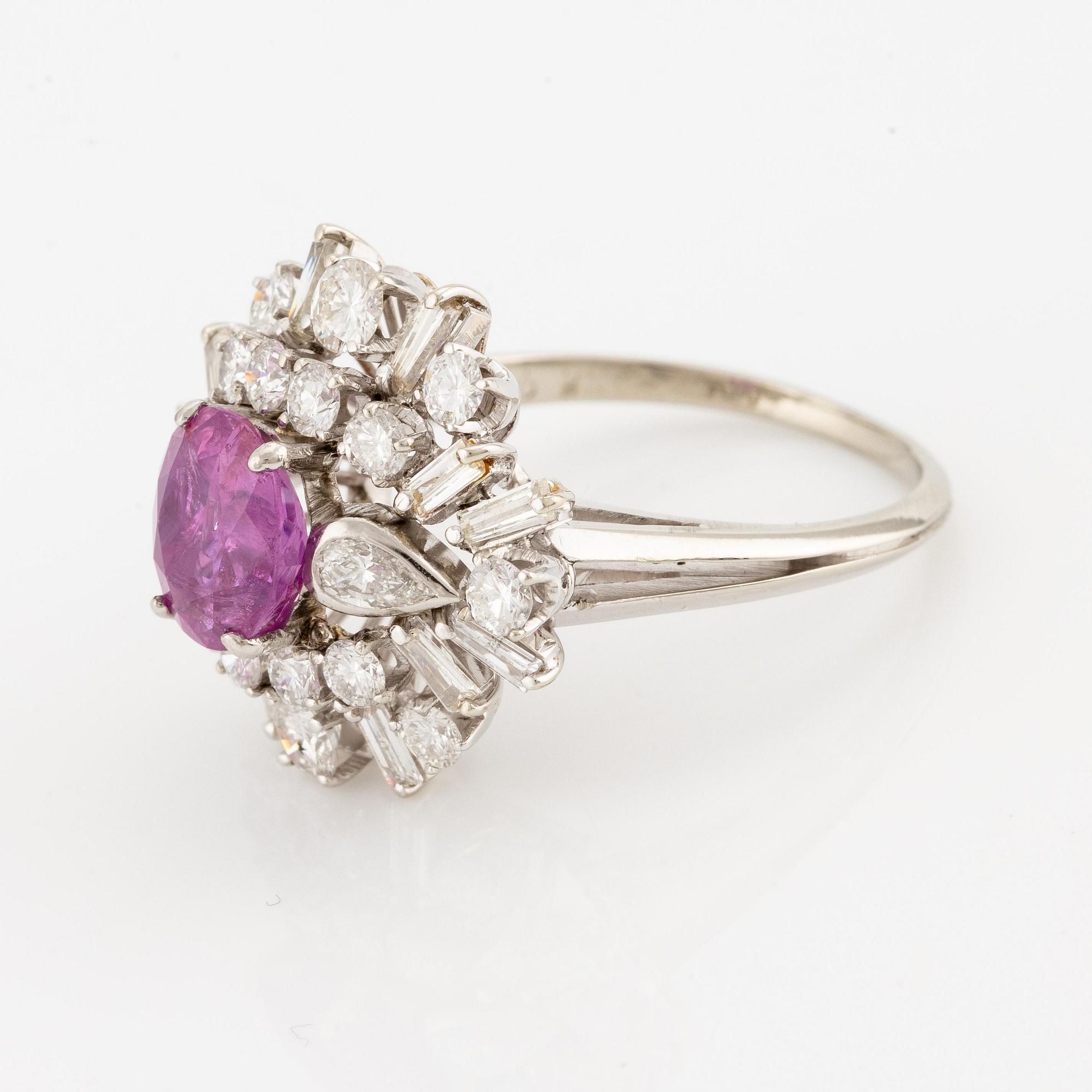 Ring 18K vitguld med en rubin samt briljant- och baguettslipade diamanter.
