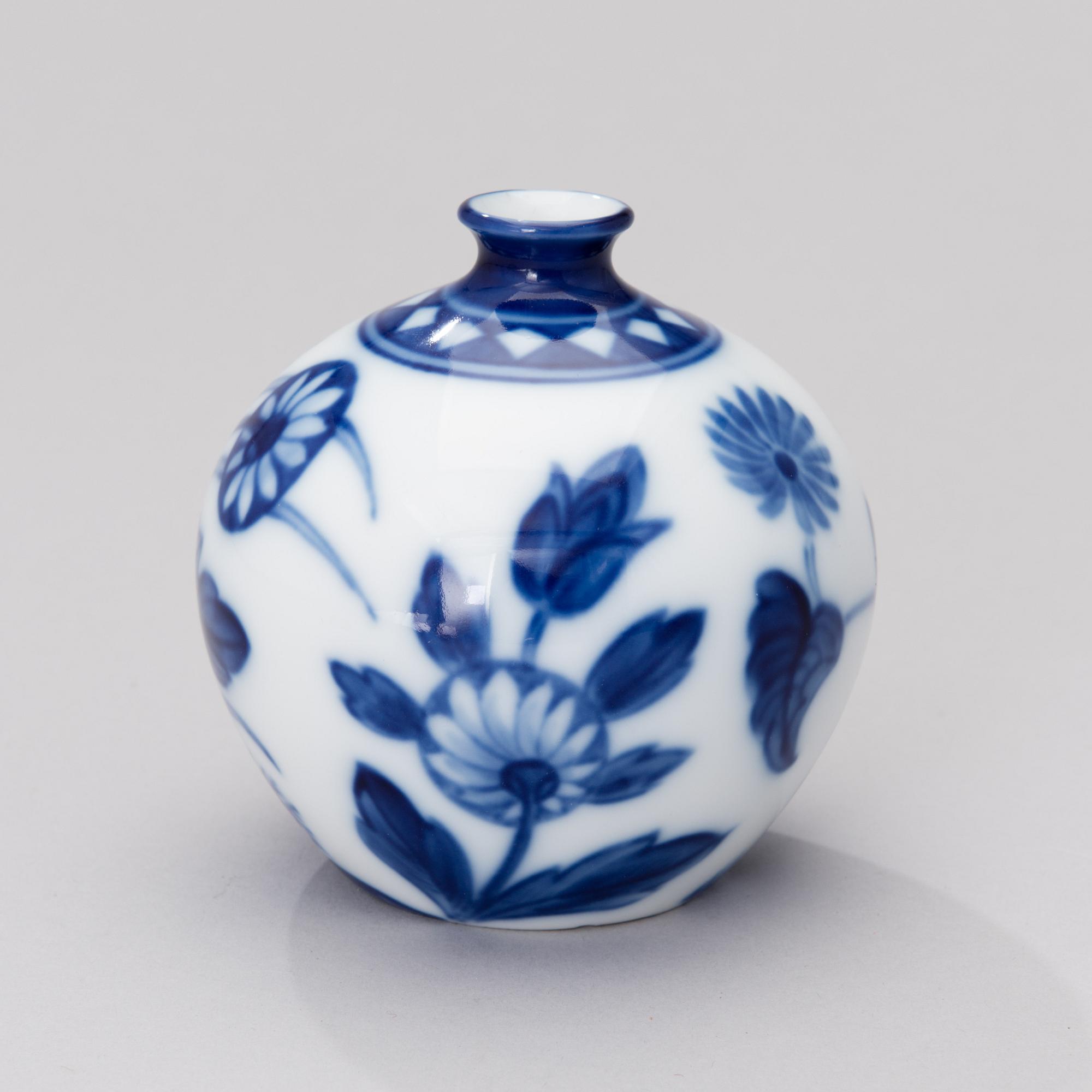 A signed porcelain vase, Arabia, Finland 1928-1932.