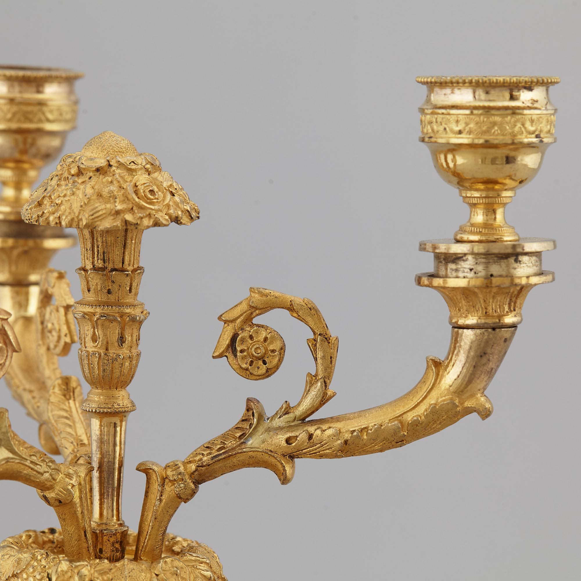 KANDELABRAR, ett par, förgylld brons och marmor, 1800-talets första hälft.