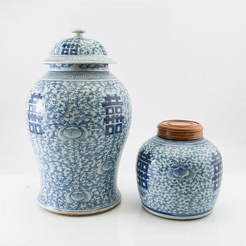 Two urns China late 19th century porcelain.