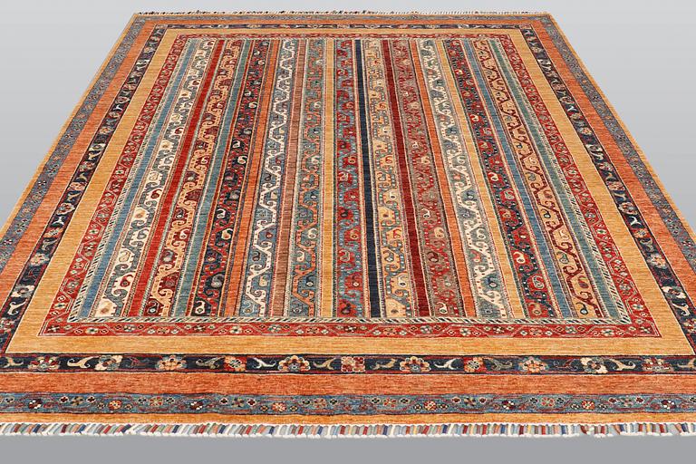 A carpet oriental, ca 300 x 244 cm.
