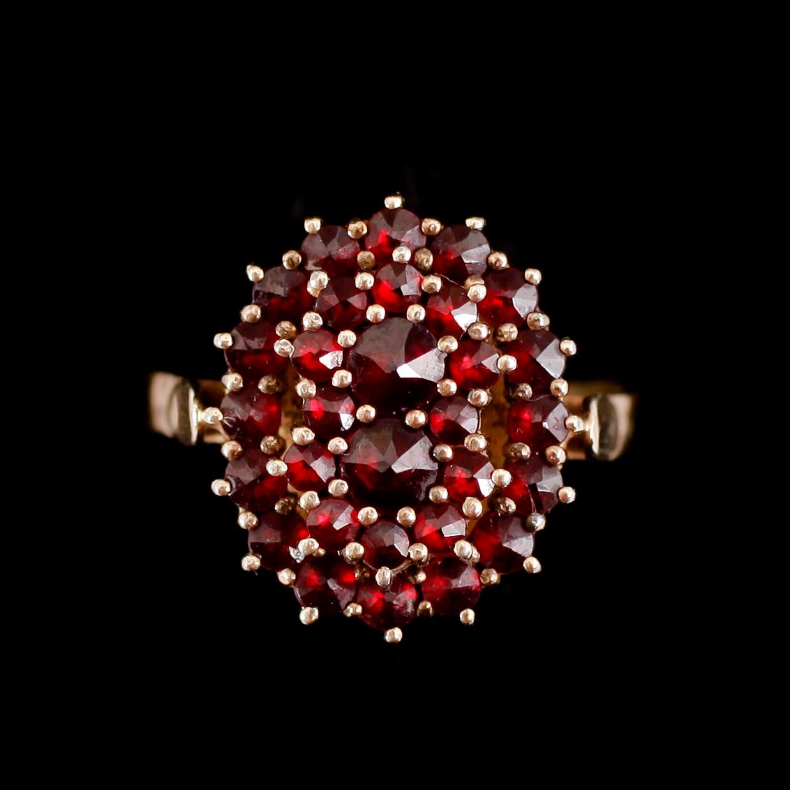 HALSBAND, RING SAMT ÖRHÄNGEN, 1 par, infattade med granater, 1900-talets mitt.