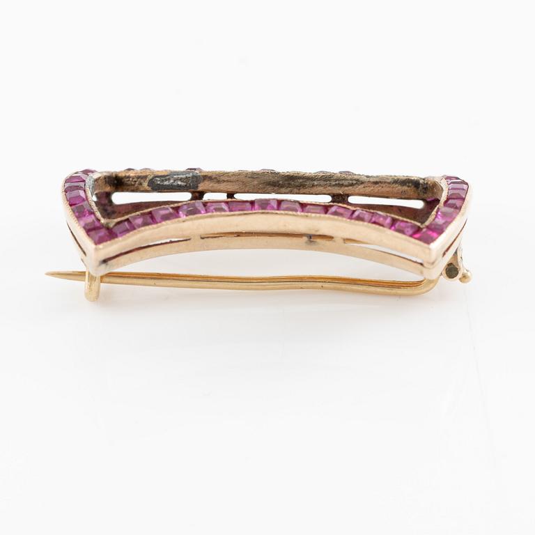 Två broscher 18K guld med pärlor och rosa stenar.