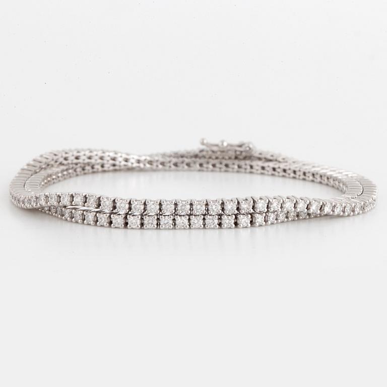 Brilliant-cut diamond tennis bracelet.