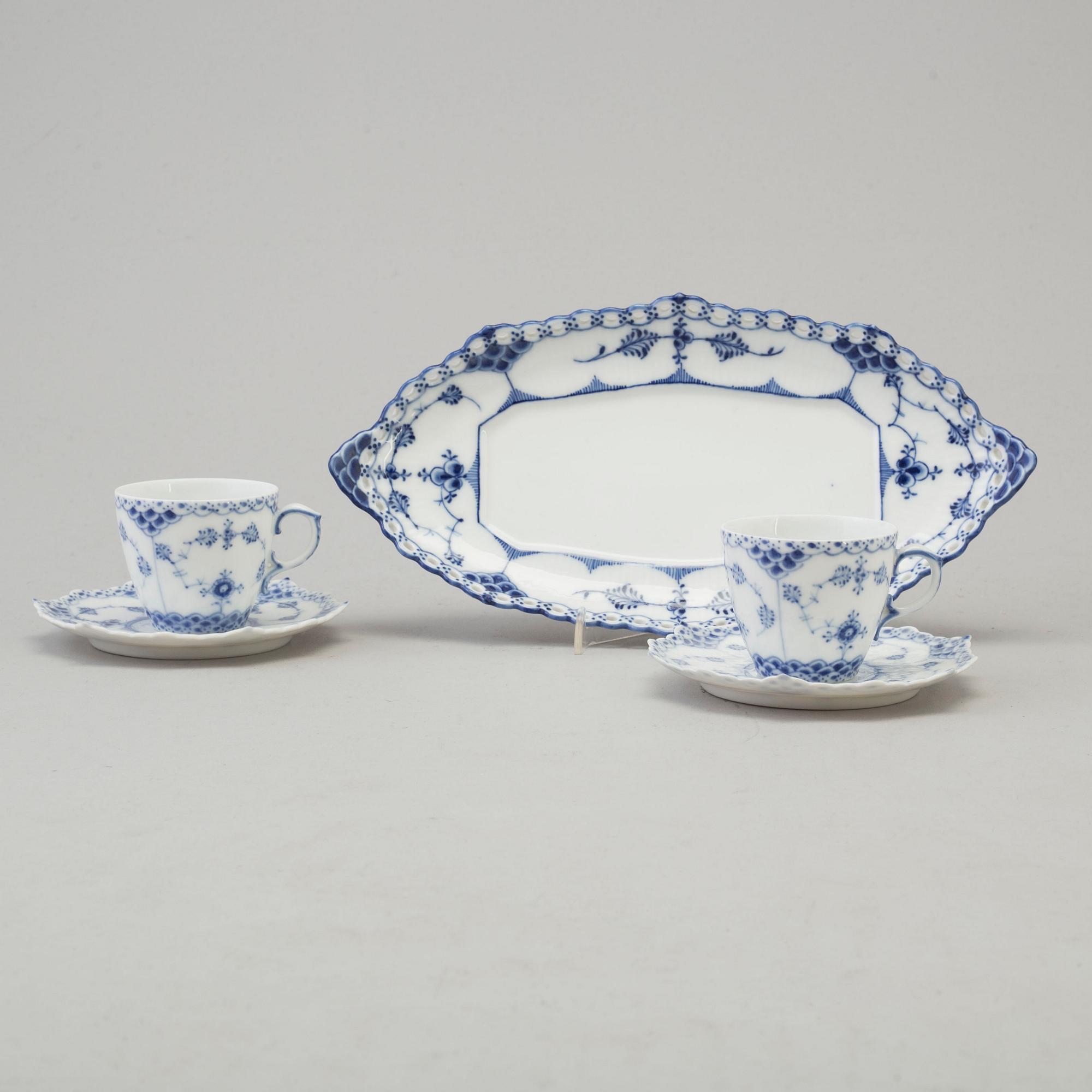 21 pieces of porcelain tableware from Royal Copenhagen, model "Musselmalet", 20th century.