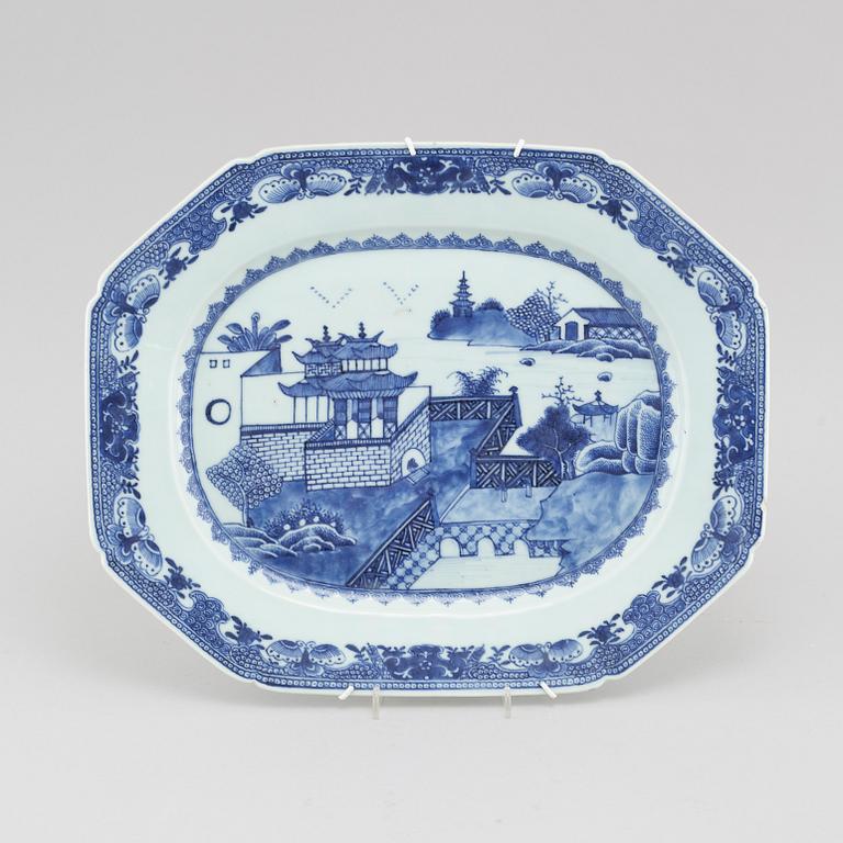 A porcelain serving dish from China, Qianlong (1736-1795).