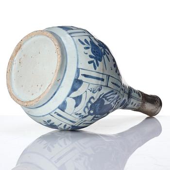 A blue and white kraak bottle, Ming dynasty, Wanli (1572-1620).