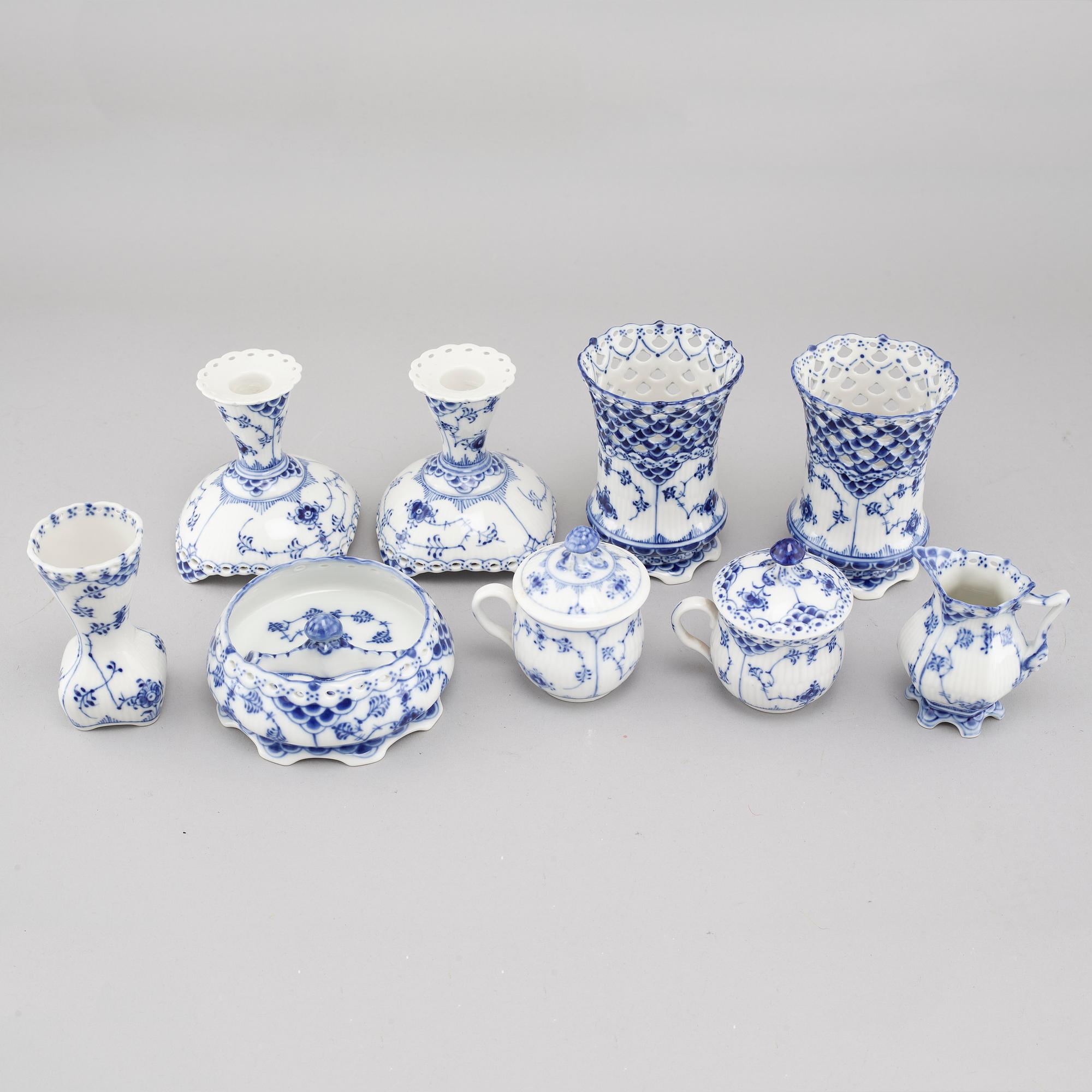 Nine pieces of porcelain tableware from Royal Copenhagen, model "Musselmalet", second half of the 20th century.