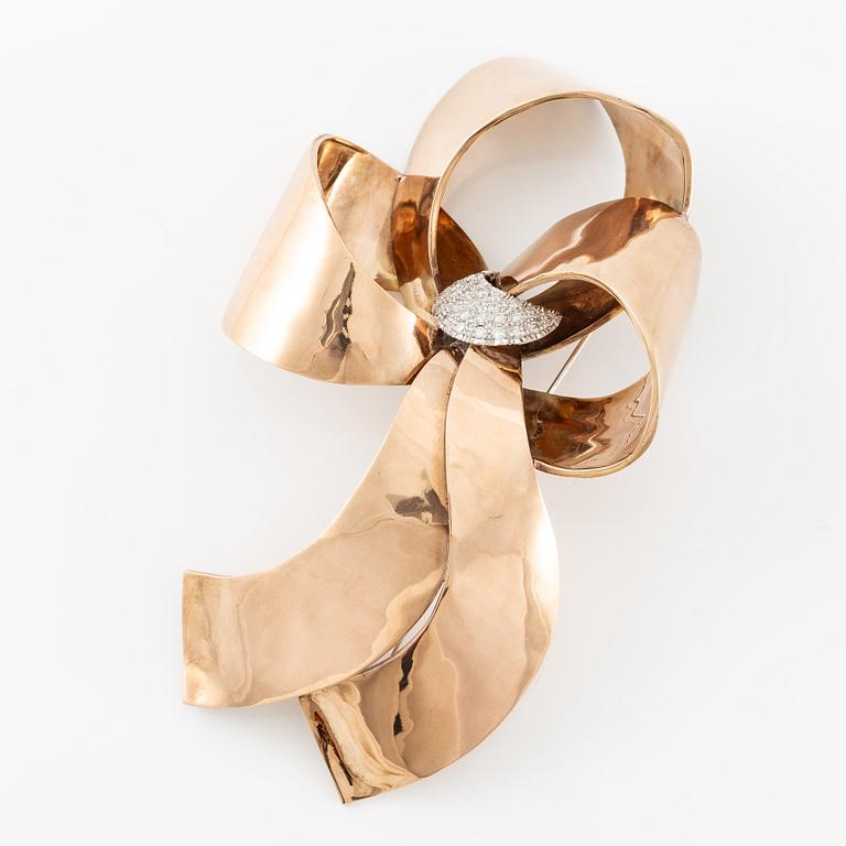 Brooch 9K gold with round brilliant-cut diamonds.