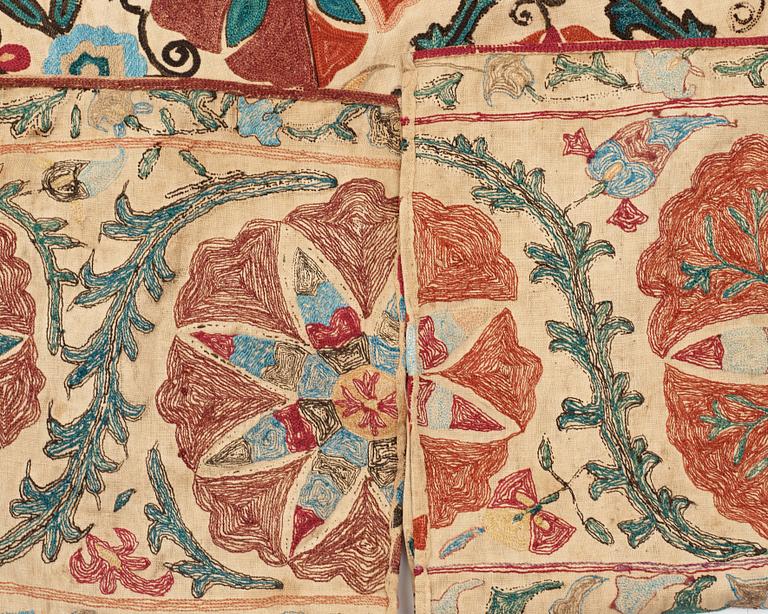 ANTIKT UZBEKISTANSKT SUZANI BRODERI. Två delar. 242,5 x 76 och 243,5 x 76,5 cm.