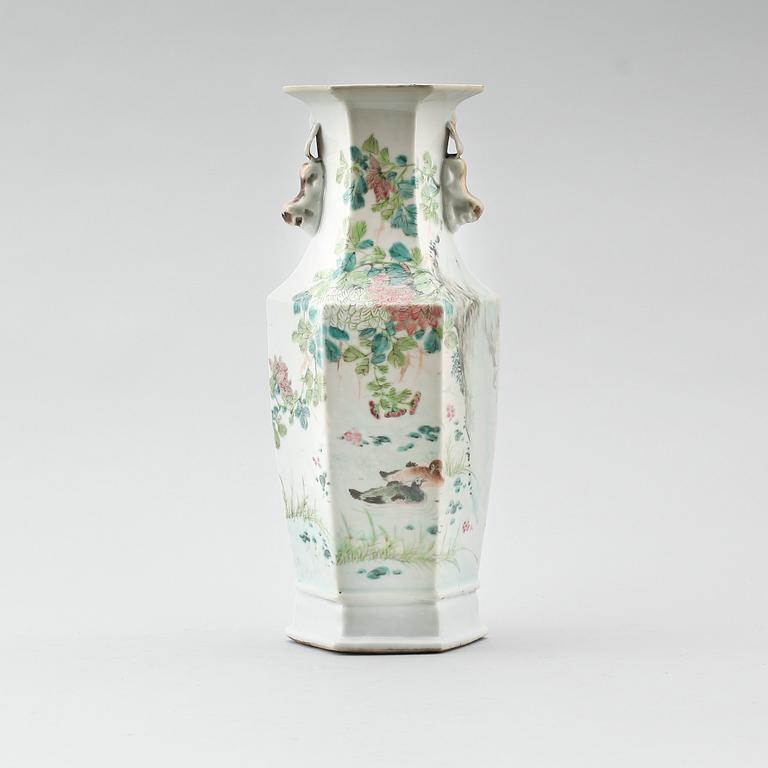 VAS, porslin, Kina, sannolikt 1800-tal.