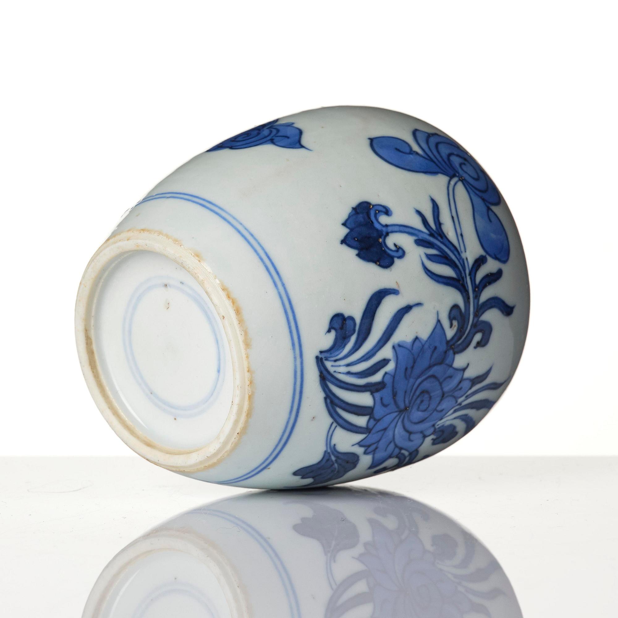 A blue and white dish and tea caddy, Tianqi/Chongzhen, mid 17th century.