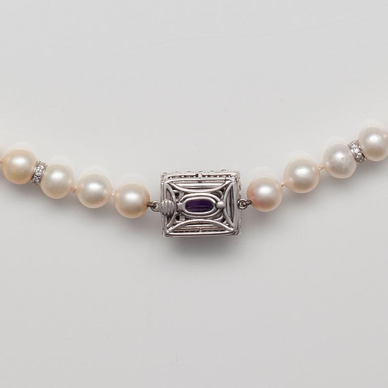 A NECKLACE, 18K white gold. Amethyst 18 ct. Brilliant cut diamonds 0,66 ct. VS.  Akoya pearls c. 8 mm. Length 61 cm.