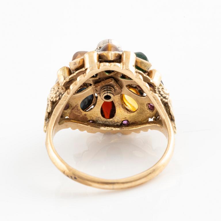 Ring, med olika färgstenar.