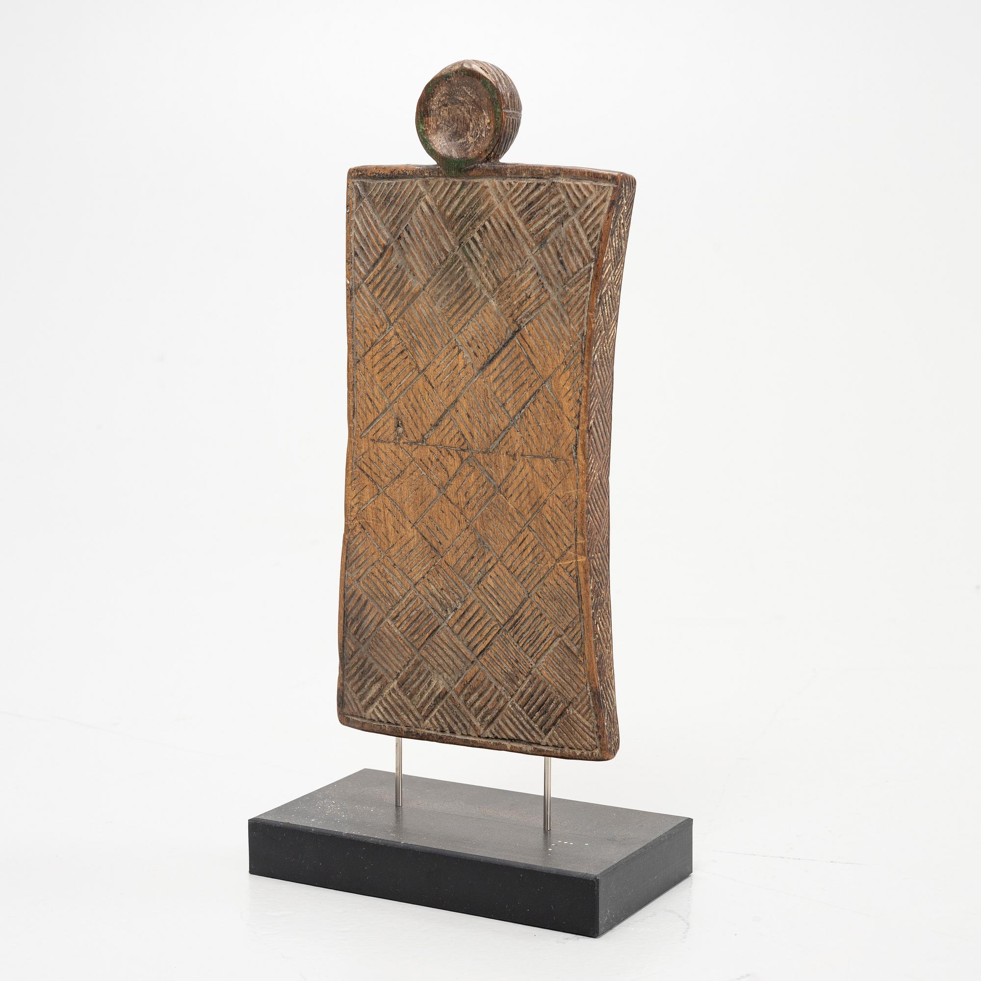 Twelve sculptures, reportedly from Makonde, Tanzania, Luba, Congo, and moore, from the second half of the 20:th century.