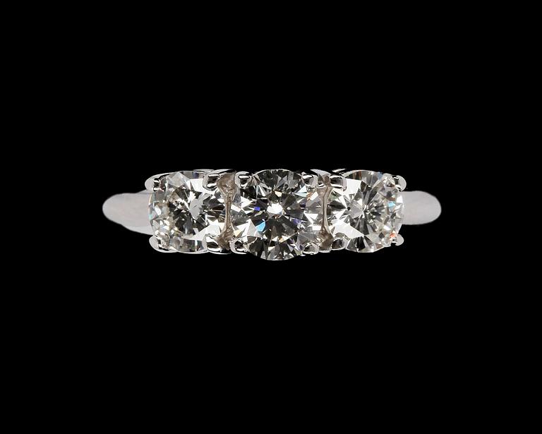 RING, tre briljantslipade diamanter, ca 0.60 ct/ 0.40 ct/0.40 ct ca G-H (Top wesselton-Wesselton)/VS.