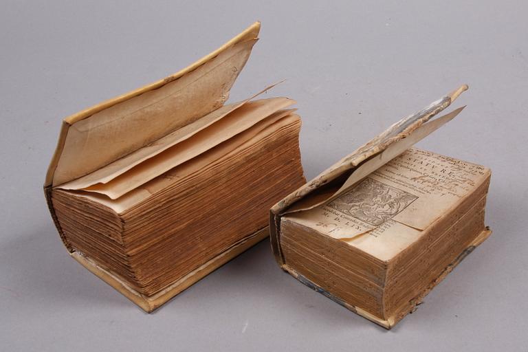 BÖCKER, 2 st, bla "De statu religionis et reipublicae, Carolo quinto, Caesare, comentarii" av Johannes Sleidanus, båda troligen sent 1500-tal.