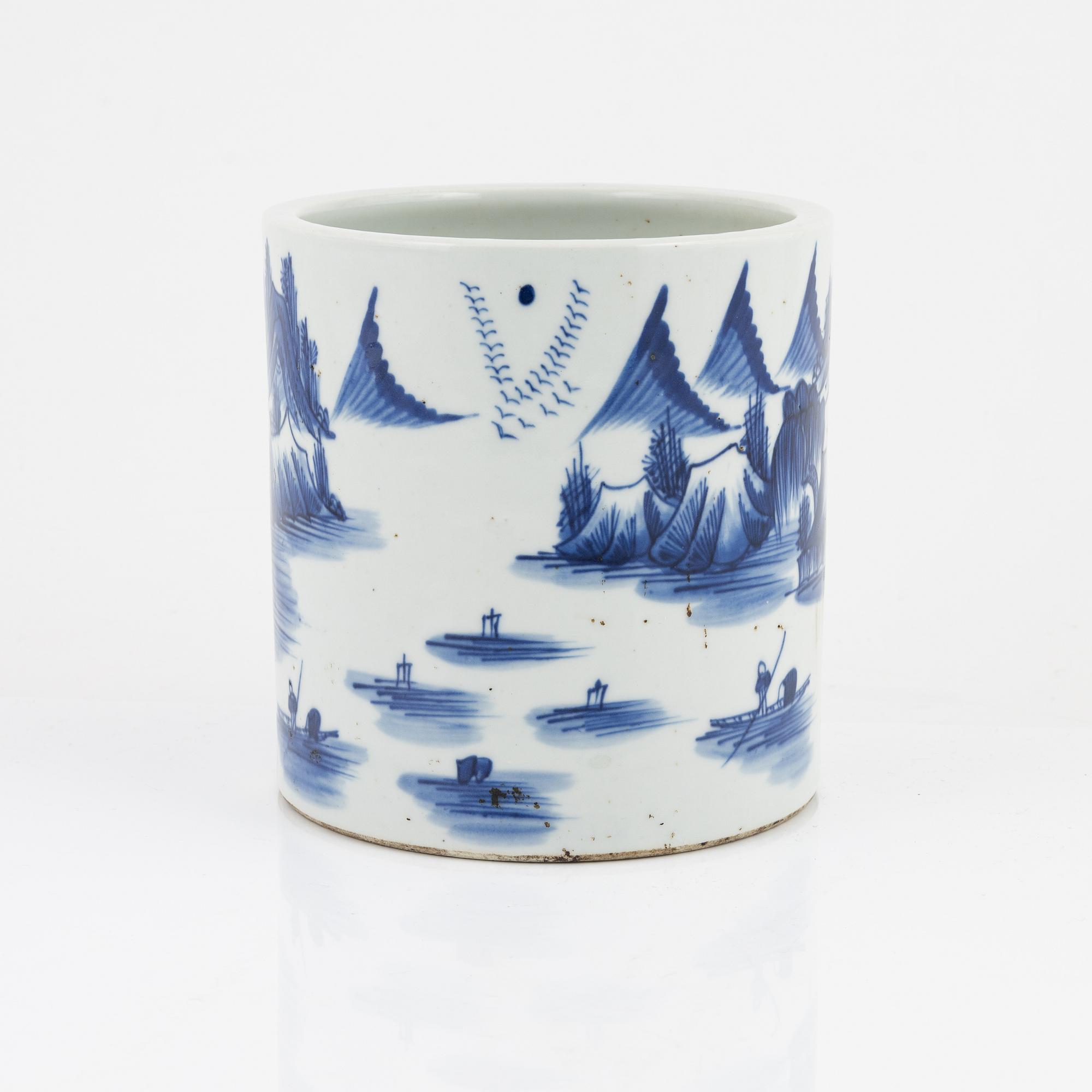 A Chinese blue and white brush pot, 20th century.