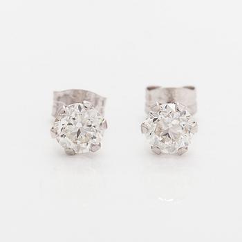 Örhängen, 14K vitguld med briljantslipade diamanter totalt 1.00 ct. Med GIA dossier.