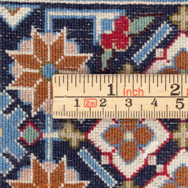 A rug from Esfahan, 167 x 108 cm.