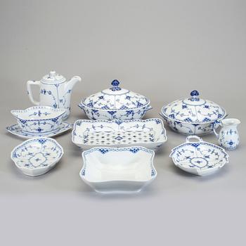 SERVISDELAR, 58 st, porslin, "Musselmalet", främst Royal Copenhagen, Danmark.