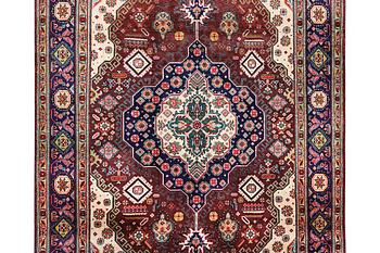 A Tabriz carpet, c. 295 x 199 cm.