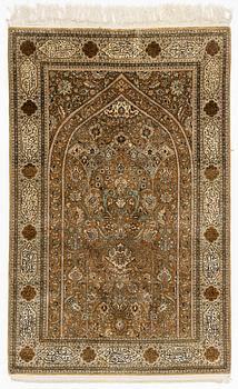 Matta, silke Ghom, ca 213 x 140 cm.