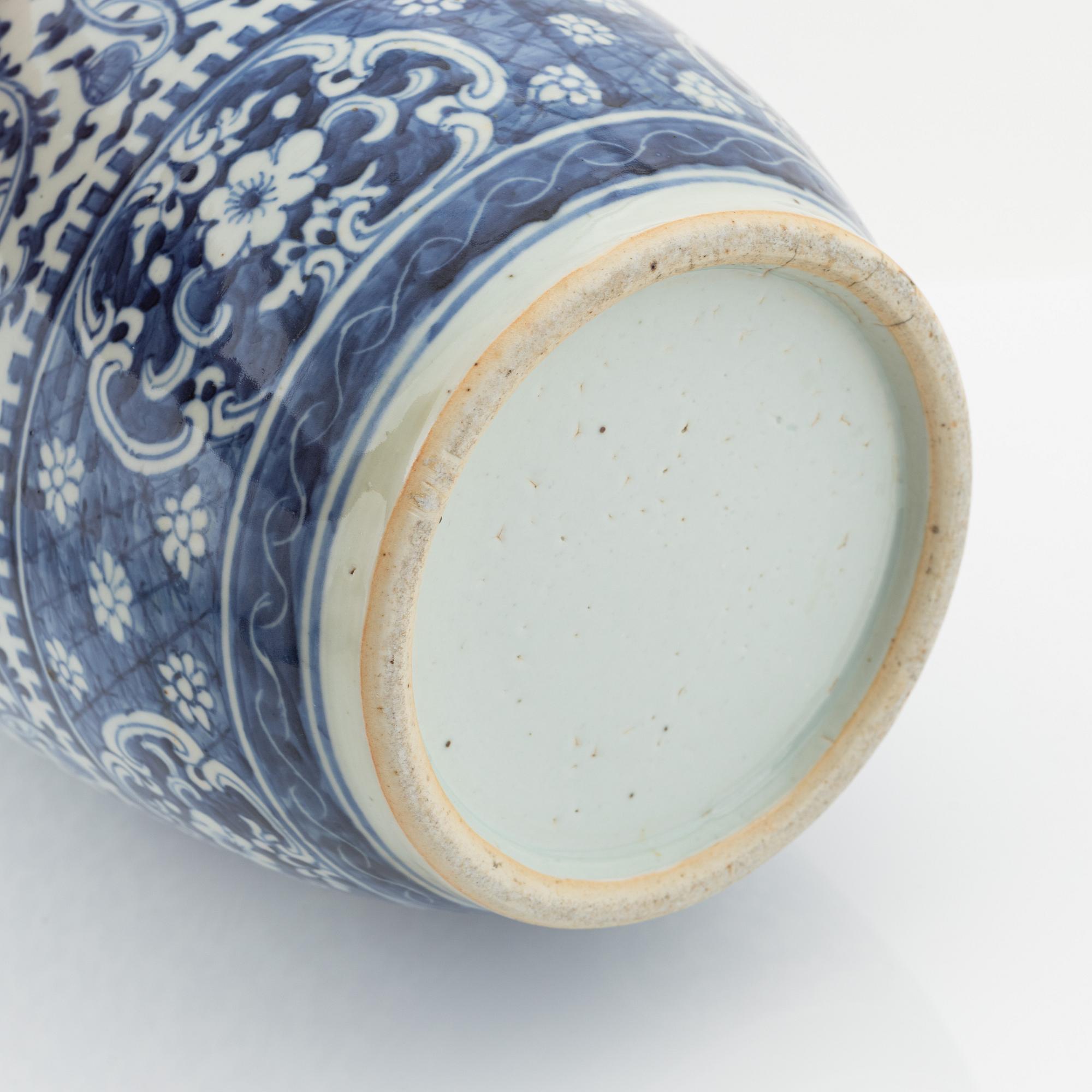 A large Chinese porcelain vase, late Qing Dynasty.