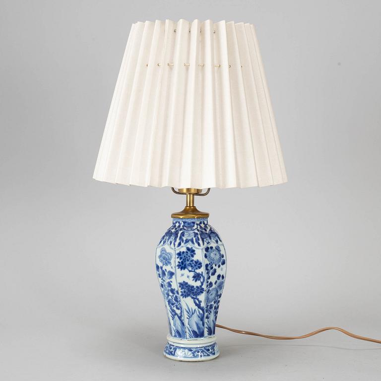 A blue and white vase, converted into a table lamp, Qing dynasty, Kangxi (1662-1722).